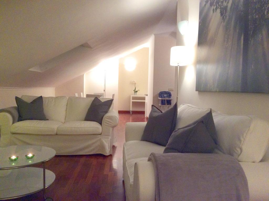Apartment La Mansarda Алба Стая снимка
