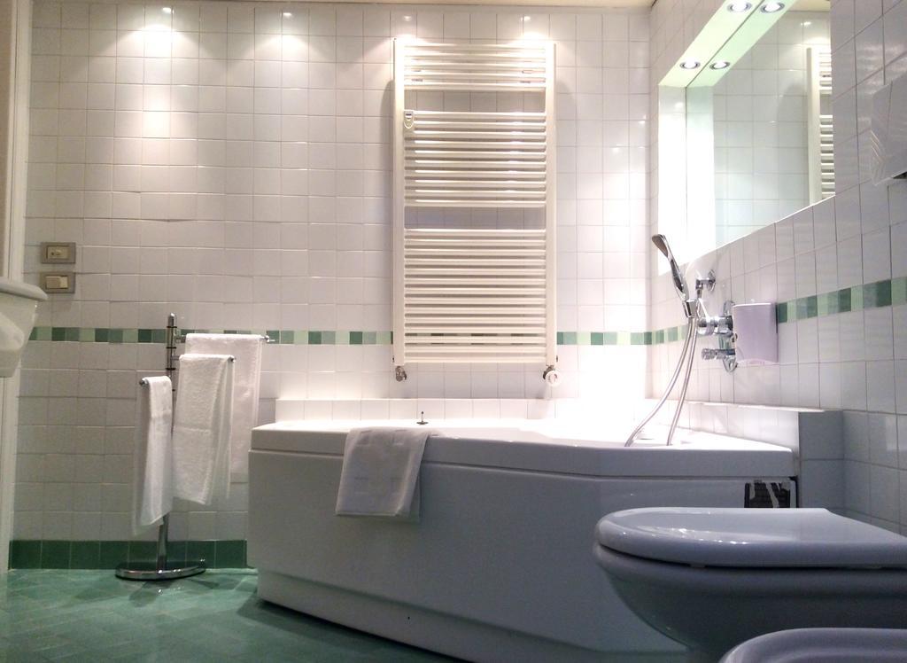 Apartment La Mansarda Алба Стая снимка
