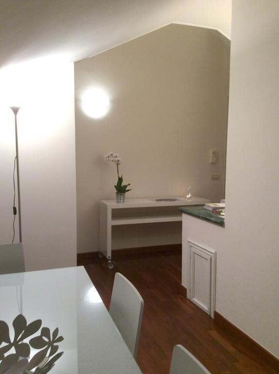 Apartment La Mansarda Алба Стая снимка