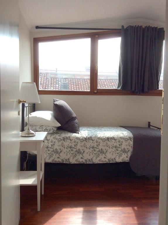 Apartment La Mansarda Алба Стая снимка