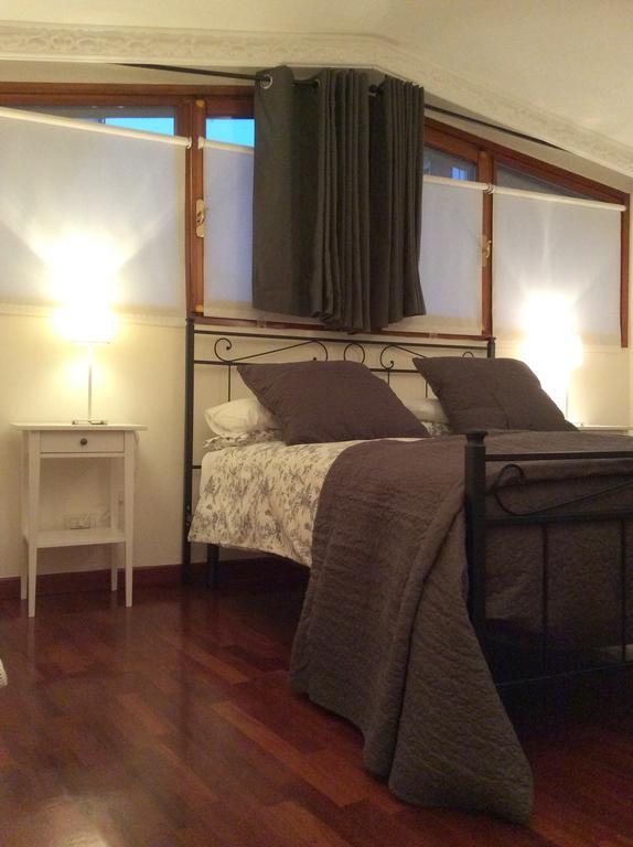 Apartment La Mansarda Алба Стая снимка